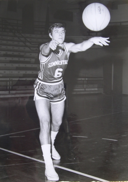 Un giovane Brumatti si esercita in un passaggio a due mani